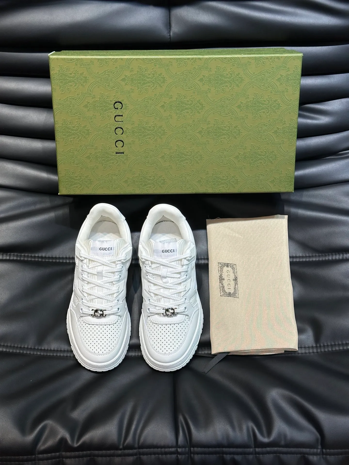 Men's shoes 💰p540 "GUCC*" New couple 👫 distressed effect sneakers, this low-top sneaker adopts a basketball-style silhouette design, cleverly integrated with hollow panels and distressed effects, showing its unique ingenuity. The ingenuity incorporates brand logo details such as interlocking Double G styling accessories and Gucci lettering, a low-key tribute to the brand's design heritage. A rubber non-slip outsole, inlays and embossed sole give the entire design a contemporary feel. Size: Female 35-39, Male 38-44